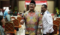 Oh iya ada proyek-proyek saja. Jadi untuk proyek sekolah. Jadi training-training di daerah. Ya ada salah satu proyek tapi sudah selesai 2 tahun yang lalu, jawab Jimly.