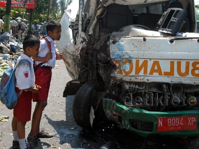 Mobil Pembawa Jenazah Tabrak Pikap
