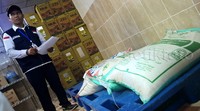 Seorang petugas haji meninjau salah satu dapur katering jamaah haji.