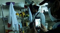 Petugas haji meninjau rak-rak bumbu/bahan makanan.
