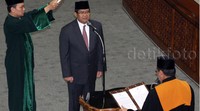 Bambang diambil sumpahnya. Lamhot Aritonang/detikFoto.