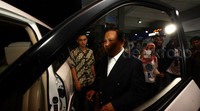 Prabowo memasuki mobil untuk meninggalkan Bandara Halim Perdanakusuma.
