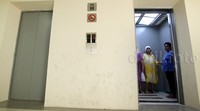 Warga Kampung Pulo yang baru tinggal di rumah susun sewa (rusunawa) Jatinegara Barat, Selasa (25/08/2015), mulai beradaptasi dengan lingkungan barunya.