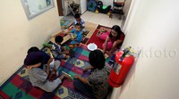 Meski tinggal satu kampung, namun mereka tidak mengenal satu sama lain dengan tetangga barunya.