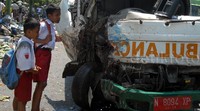Empat keluarga jenazah dan jenazah yang ada di dalam mobil diteruskan ke rumah duka dengan ambulance lain ke Desa Tampung, Kecamatan Lekok. Para keluarga korban mengalami luka memar. Muhajir Arifin/detikFoto.     