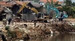 Pembangunan Turap di Kampung Pulo Terus Dikerjakan