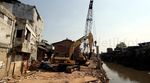 Pembangunan Turap di Kampung Pulo Terus Dikerjakan