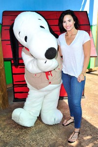 Surprise! Demi Lovato mendapat kejutan dari Snoopy saat kunjungi taman hiburan Knott's Berry Farm akhir pekan lalu di California, Amerika Serikat. Jerod Harris/Getty Images/detikFoto.