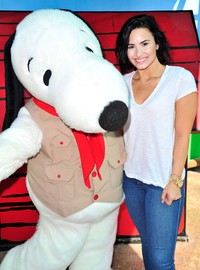 Berfoto bersama Snoopy, pelantun 'Cool for the Summer' itu terlihat sumringah. Jerod Harris/Getty Images/detikFoto.