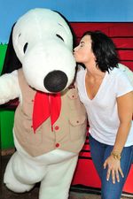 Happy Birthday! Demi Lovato Rayakan Ultah Bareng Snoopy