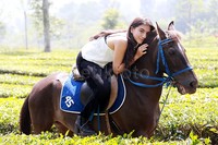 Di tengah jadwalnya yang padat, si cantik Cassandra Lee tampak menikmati kesejukan Puncak, Jawa Barat sambil berkuda belum lama ini. Asep Syaifullah/detikHOT.