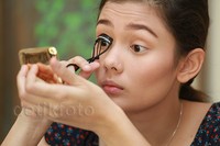 Tiara juga melentikkan bulu matanya.
