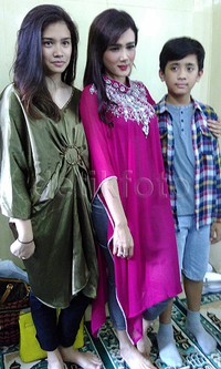 Tyara dan Daffi merupakan buah cinta Mulan dengan mantan suaminya, Harry Nugraha.