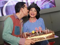 Andien terlihat sumringah saat diberi kejutan ulang tahun dari suami tercinta, Irfan Wahyudi alias Ippe. Pool/Gus Mun/detikFoto.