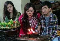Mulan meniup lilin di kue ulang tahunnya.
