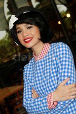 Gaya Andien dengan Motif Kotak-kotak Ini Yay or Nay?