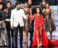 Di kesempatan itu, Syahrini tampil membara dibalut busana merah menyala dari Anaz Official. Sementara Emre gagah dengan tuxedo putih. Pool/Noel/detikFoto.