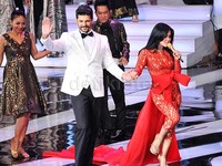 Syahrini dan Emre saat mengisi sebuah acara salah satu televisi swasta di Istora Senayan, Jakarta Pusat, Senin (24/8/2015) malam. Pool/Noel/detikFoto.