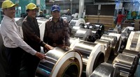 (Kiri ke kanan) Komisaris PT BNM Stainless Steel Kentjana Wijaya, Presiden Direktur PT BNM yang juga merupakan Komisaris Chairman Tudung - Holding Company GarudaFood Group Sudhamek AWS, dan Kepala BKPM Franky Sibarani meresmikan mesin tension leveler dengan teknologi multirol.