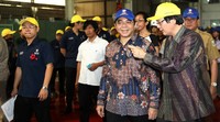 Kepala BKPM Franky Sibarani meninjau pabrik pembuat stainless steel strip milik PT Bina Niaga Multiusaha (BNM).