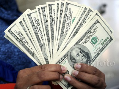 Rupiah Anjlok, Warga Ramai-ramai Jual Dolar