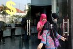 Rupiah Anjlok, Warga Ramai-ramai Jual Dolar