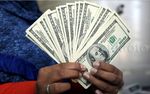 Rupiah Anjlok, Warga Ramai-ramai Jual Dolar