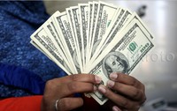 Seperti dikutip dari data perdagangan Reuters, Selasa (25/8/2015), membuka perdagangan pagi tadi dolar AS langsung melemah ke posisi Rp 14.096 dibandingkan posisi pada penutupan perdagangan kemarin di Rp 14.040.