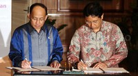 Gubernur Lemhannas Budi Susilo Soepandji (kiri) dan Dirut Bank Mandiri Budi G. Sadikin (kanan) menandatangani kerjasama.