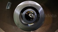 Pekerja merampungkan pembuatan stainless steel strip.