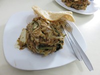 Inilah lotek dari Lotek Kalipah Apoh yang legendaris. Menu disini juga semakin berkembang, seperti ada rujak banci dan bubur lemu yang sama enaknya.