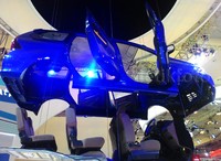 Mobil yang dibelah-belah dan digantung untuk mengedukasi pengunjungnya baru dilakukan Daihatsu di Indonesia. Bahkan, orang-orang luar negeri pun tertarik.