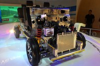Seorang pengunjung melihat Daihatsu Xenia yang dipamerkan.