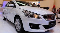 Eksterior Ciaz menggabungkan kesan sporty dan elegan. Hal itu hadir dari bagian depan dengan aksen krom pada grille depan yang menambag kesan elegan.