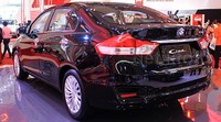 Beralih ke bagian belakang, Suzuki Ciaz tampil dengan kampu belakang yang modern. Film antena pada kaca belakang juga memberikan kesan 'Clean Design'.
