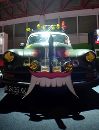 Anda pasti tahu mobil apa itu. Yup, mobil hasil modifikasi legendaris yang hanya ada satu di dunia ini memiliki tampilan yang berbeda. Di bagian depannya terdapat gambar gigi. Aris Ginanjar/detikOto.