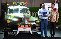 Indro Warkop bersama Associate Director Dyandra, Michael Bayu berfoto bersama di samping mobil di arena IIMS, JI Expo, Kemayoran. Aris Ginanjar/detikOto.