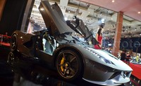 LaFerrari merupakan legenda mahakarya dari pabrikan Ferrari dengan kemampuan mesin hampir menyentuh 1.000 tenaga kuda (HP). Mengombinasikan mesin dan baterai andalannya, menjadikan LaFerrari merupakan salah satu mobil hybrid terkencang saat ini. Aris Ginanjar/detikOto.