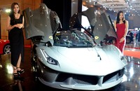Supercar La Ferarri ini dilengkapi dengan mesin V12 6.3 liter yang dikolaborasikan dengan mesin hybrid bertenaga listrik, dengan output tenaga hingga 1.050 tenaga kuda. Aris Ginanjar/detikOto.