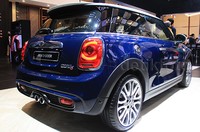 Warna eksterior mobil ini dibalut unik dengan warna 'Lapisluxury Blue'.
