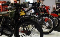 Kendaraan roda dua yang dipamerkan diantaranya BSA Roundtank 250 cc produksi tahun 1925 warna hijau, Nimbus type C4-CYL 750cc tahun 1954 hitam silver, Ambassador 3 Star Special 197 cc warna merah tahun 1960, Ariel Golden Arrow 250cc tahun 1961 warna putih dan ada satu kendaraan skuter asal Italia, yaitu MV Agusta Scooter 150cc produksi 1950. Aris Ginanjar/detikOto.