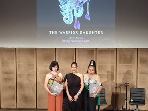 Happy Salma Luncurkan Buku Biografi The Warrior Daughter