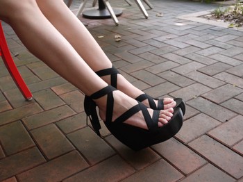 Di balik pakaiannya yang seksi itu adalah alasan untuk mempermudah akses masuk ke perusahaan atau organisasi yang diincar. (kredit foto: imgur)