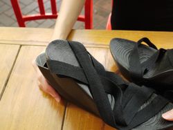 Hacker Seksi dengan Senjata Rahasia di Sepatunya