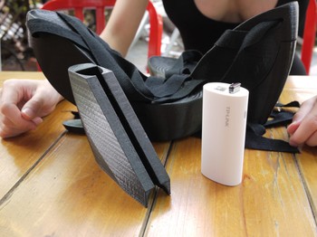 Di dalam sepatu itu, ada perangkat seperti USB keylogger yang bisa dimasukkan ke komputer untuk merekam huruf yang ditekan.(kredit foto: imgur)