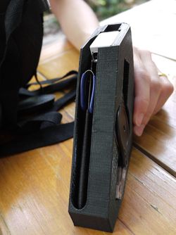 Hacker Seksi dengan Senjata Rahasia di Sepatunya