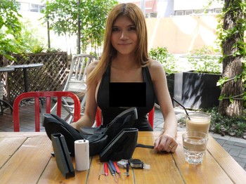 Namun banyak yang meragukan apakah wanita ini benar-benar seorang hacker atau hanya mencari senasi karena penggunaan nama samaran dan minimnya informasi. (kredit foto: imgur)