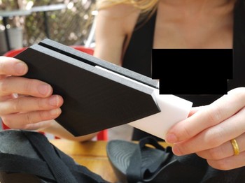 Beberapa perangkat untuk menjebol sistem komputer target ia simpan di sepatu yang dibuat khusus dengan printer 3D.  (kredit foto: imgur)