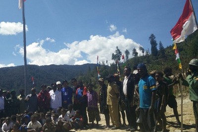 Upacara Bendera di Kaki Pegunungan Carstensz