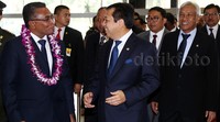 PM Rui sempat mendapat kalungan bunga dari pimpinan DPR lalu berjalan menuju lantai 3 ruang pimpinan DPR. Pool/Lamhot Aritonang/detikFoto.